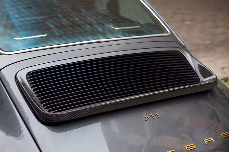 Thân xe không có quá nhiều sự khác biệt ngoài cụm chiếu hậu được ốp inox mạ chrome. Mâm xe là loại Fuchs Clover Leaf đặc trưng của Porsche, sơn 2 màu bạc và đen có kích thước 17 inch, ẩn sâu bên trong là cùm phanh Porsche sơn đỏ.