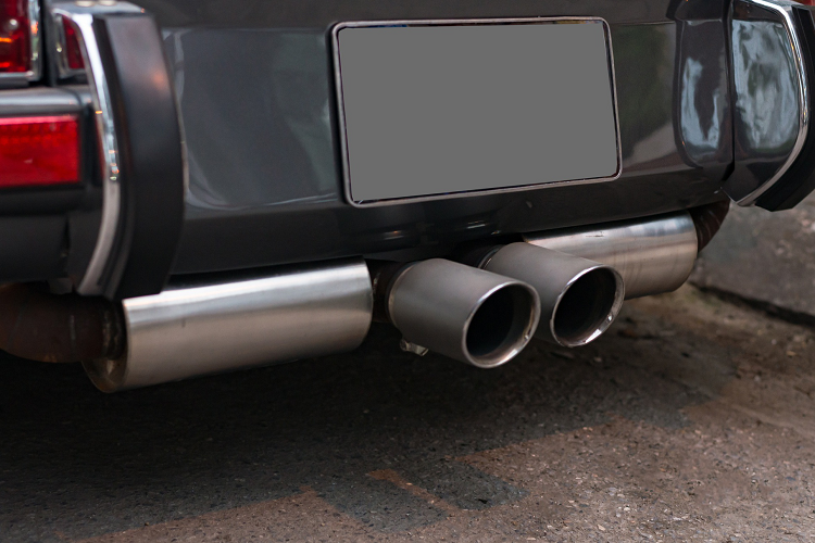 Phần đuôi xe khác biệt với phần hốc hút gió cỡ lớn được làm từ chất liệu sợi carbon, có thiết kế nhô ra ở phía dưới. Cản sau cũng được thay mới với chỗ đặt biệt số ở giữa, hệ thống ống xả kép đặt ở trung tâm đuôi xe mang tới cái nhìn khoẻ khoắn hơn. Logo “911″ và “Porsche” được sơn màu vàng tạo điểm nhấn.