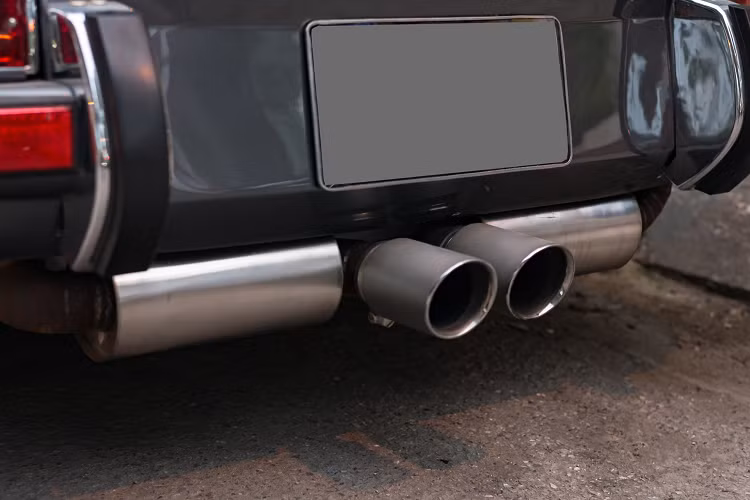 Phần đuôi xe khác biệt với phần hốc hút gió cỡ lớn được làm từ chất liệu sợi carbon, có thiết kế nhô ra ở phía dưới. Cản sau cũng được thay mới với chỗ đặt biệt số ở giữa, hệ thống ống xả kép đặt ở trung tâm đuôi xe mang tới cái nhìn khoẻ khoắn hơn. Logo “911″ và “Porsche” được sơn màu vàng tạo điểm nhấn.