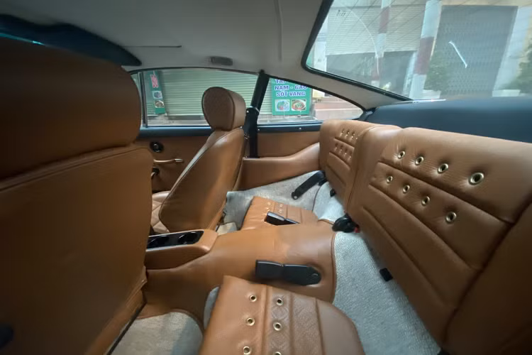 Khối động cơ nguyên bản của chiếc xe đã được nâng cấp lên loại 6 xy-lanh dung tích 3.8L, sản sinh công suất tối đa 300 mã lực (tăng 63 mã lực), kết hợp cùng hộp số sàn 5 cấp. 