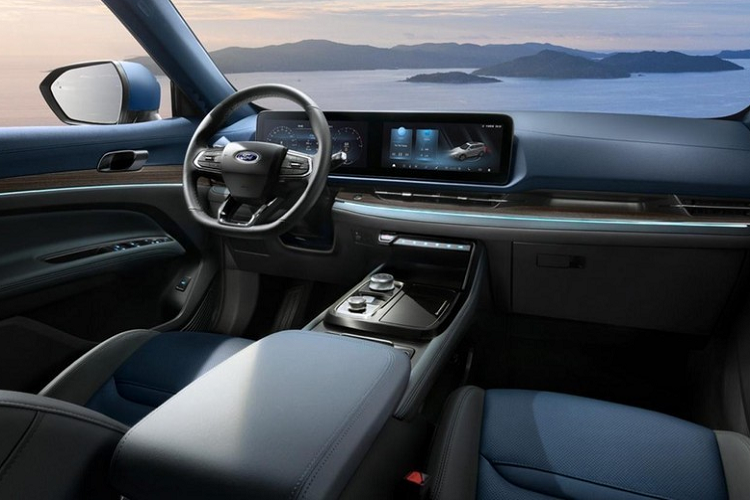 Nội thất của Ford Territory 2023 cũng lột xác hoàn toàn và hứa hẹn sẽ thu hút khách hàng Việt hơn bản cũ khi được trang bị bảng đồng hồ kỹ thuật số sau vô lăng nối liền với màn hình giải trí đặt nổi và đều có kích cỡ 12,3 inch, phong cách khá giống các dòng xe Mercedes-Benz ngày nay.