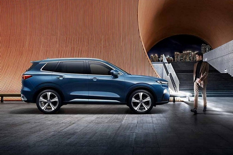 So với đời cũ, mẫu xe SUV Ford Territory 2023 sỡ hữu thiết kế khỏe khoắn hơn với lưới tản nhiệt được làm nở hơn trước, cụm đèn trước được làm mỏng hơn đem lại góc nhìn ‘‘chiến’’ hơn, hốc đèn sương mù cũng được thiết kế lại bắt mắt hơn.