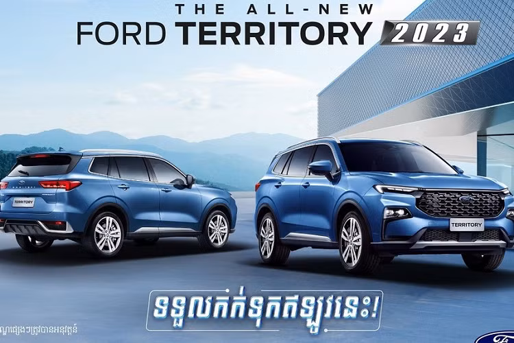 Mới đây, giới tư vấn bán hàng một lần nữa chào khách đặt cọc Ford Territory 2023 mới. Tuy nhiên, điểm khác biệt ở lần mở cọc này đó chính là dòng đời. Theo thông tin từ đại lý, Ford Territory sắp bán tại Việt Nam sẽ thuộc phiên bản 2023 mới nhất vừa, giống với xe vừa được hé lộ sẽ ra mắt thị trường Campuchia cách đây không lâu, hay còn được biết đến với cái tên Equator Sport tại Trung Quốc.