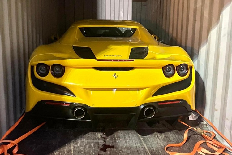 Chỉ còn 3 tuần nữa đã đến Tết Nguyên đán và hiện các đại gia Việt đang săn lùng siêu xe để đón năm mới, trong số này, có nhiều người lựa chọn hình thức đặt hàng và chắc chắn phải cọc từ tháng 9/2020 thì may ra mới có xe để chơi Tết. Nắm bắt tình hình này, một công ty nhập khẩu tư nhân trong nước đã mạnh dạn nhập khẩu chiếc Ferrari F8 Spider mui trần để sẵn sàng phục vụ các đại gia Việt chơi Tết.