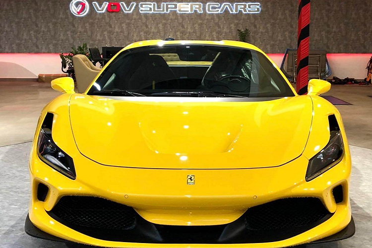 Nội công này được truyền đến bánh sau của xe thông qua hộp số tự động ly hợp kép 7 cấp, nhờ đó, siêu xe mui trần Ferrari F8 Spider có thể tăng tốc lên 100 km/h từ vị trí xuất phát trong thời gian chỉ 2,9 giây.