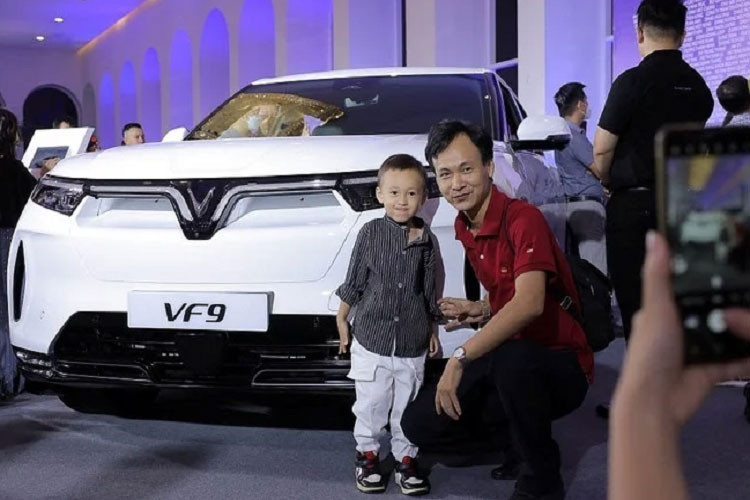 Hồi tháng 6/2022, VinFast đã công bố chính sách cố định giá thuê Pin ôtô điện trọn đời tại Việt Nam. Hiện tại, VinFast đang cung cấp 2 lựa chọn thuê bao pin cho khách hàng sử dụng ô tô điện, bao gồm gói Linh hoạt (áp dụng cho quãng đường di chuyển 500km mỗi tháng) và gói Cố định (không giới hạn quãng đường di chuyển).