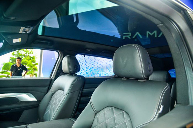 SUV điện Vinfast VF9 cũng có những nét thiết kế đặc trưng của thương hiệu ôtô Việt từ thời điểm khởi đầu đến nay như dải đèn LED định vị ban ngày và cụm đèn hậu hình chữ "V", bao quanh logo của nhà sản xuất.