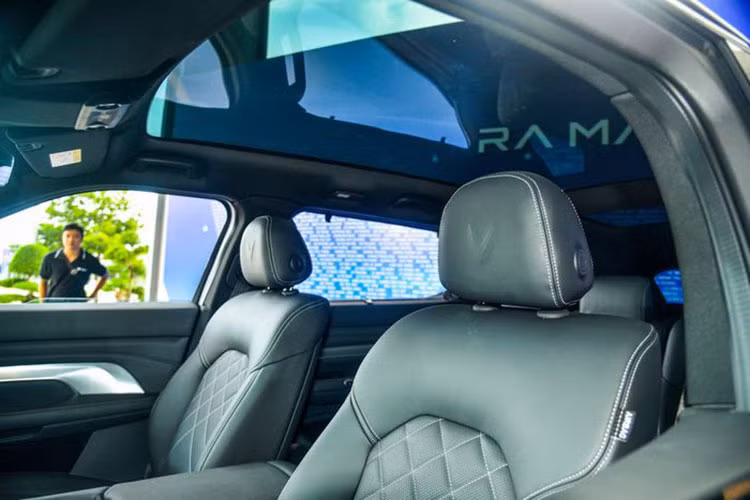 SUV điện Vinfast VF9 cũng có những nét thiết kế đặc trưng của thương hiệu ôtô Việt từ thời điểm khởi đầu đến nay như dải đèn LED định vị ban ngày và cụm đèn hậu hình chữ "V", bao quanh logo của nhà sản xuất.