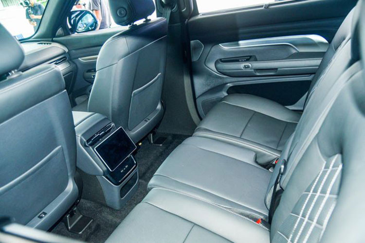 Động cơ điện sử dụng trên 3 phiên bản của SUV điện Vinfast VF9 tương tự nhau. Đó là loại động cơ điện đồng bộ 03 pha nam châm vĩnh cửu, công suất tối đa 150 kW (201 mã lực) tại 6.000 vòng/phút. Đi cùng là pin Lithium-ion 400V-100,2kWh.