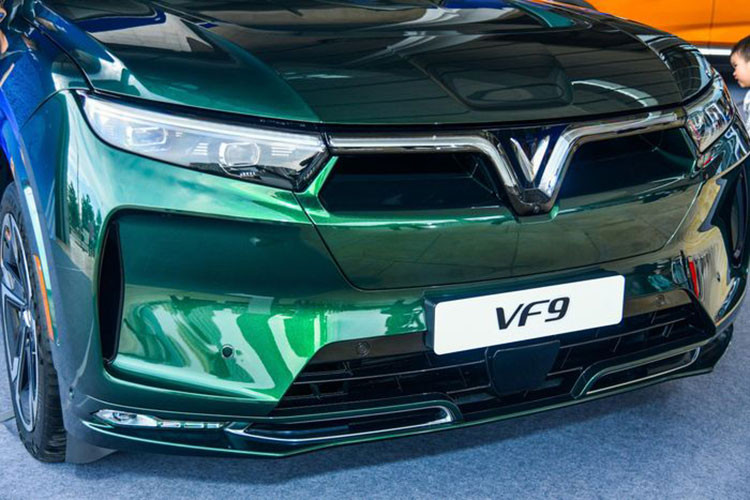 Trước đó, hãng xe Việt đã chia sẻ về động thái đẩy nhanh tiến độ lắp ráp và giao xe cho khách hàng. Nhờ đó, những chiếc VF8 và VF9 đều được tiến hành giao sớm hơn dự kiến. VF9 là mẫu SUV điện lớn nhất của VinFast tại Việt Nam. Đây cũng là một trong số ít những mẫu SUV điện cỡ lớn trên thế giới. Theo lịch trình của VinFast, VF9 sẽ được giao tới tay những khách hàng đặt trước vào cuối năm 2022.