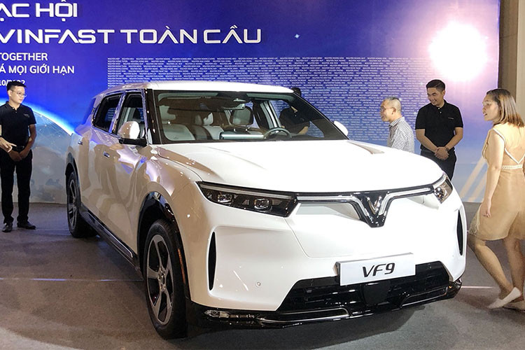 Tại thời điểm ra mắt vào đầu năm 2022, giá xe VinFast VF9 được công bố cho 2 phiên bản Eco và Plus lần lượt là 1,44 và 1,57 tỷ đồng. Nhưng đến tháng 7/2022, hãng xe Việt đã tăng giá dòng sản phẩm này lên 1,5 và 1,64 tỷ đồng.