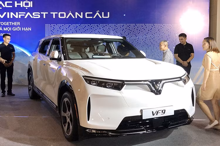 Tại thời điểm ra mắt vào đầu năm 2022, giá xe VinFast VF9 được công bố cho 2 phiên bản Eco và Plus lần lượt là 1,44 và 1,57 tỷ đồng. Nhưng đến tháng 7/2022, hãng xe Việt đã tăng giá dòng sản phẩm này lên 1,5 và 1,64 tỷ đồng.