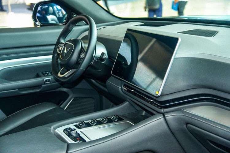 VinFast VF9 có 3 phiên bản gồm Eco 7 chỗ, Plus 7 chỗ và Plus 6 chỗ ngồi. Trong đó, biến thể 6 chỗ ngồi hứa hẹn sẽ sở hữu hàng ghế giữa với 2 chỗ ngồi, cho khoang cabin sang trọng hơn. Thực tế, VinFast VF9 sở hữu vóc dáng khá bề thế.