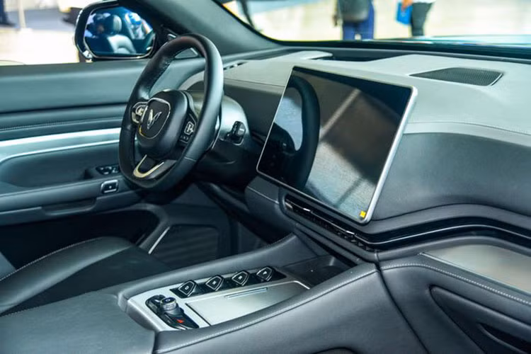 VinFast VF9 có 3 phiên bản gồm Eco 7 chỗ, Plus 7 chỗ và Plus 6 chỗ ngồi. Trong đó, biến thể 6 chỗ ngồi hứa hẹn sẽ sở hữu hàng ghế giữa với 2 chỗ ngồi, cho khoang cabin sang trọng hơn. Thực tế, VinFast VF9 sở hữu vóc dáng khá bề thế.