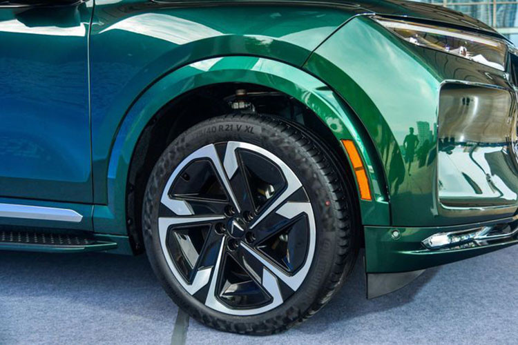 Vào tháng 8/2022, VinFast VF9 hoàn toàn mới đã hoàn thành đăng kiểm và được cấp chứng nhận chất lượng tại Việt Nam. Tại sự kiện Đại nhạc hội Kết nối Cộng đồng VinFast Toàn cầu diễn ra vào tối 14/10, 2 chiếc VF9 đã được trưng bày và thu hút nhiều khách hàng tới xem và trải nghiệm.