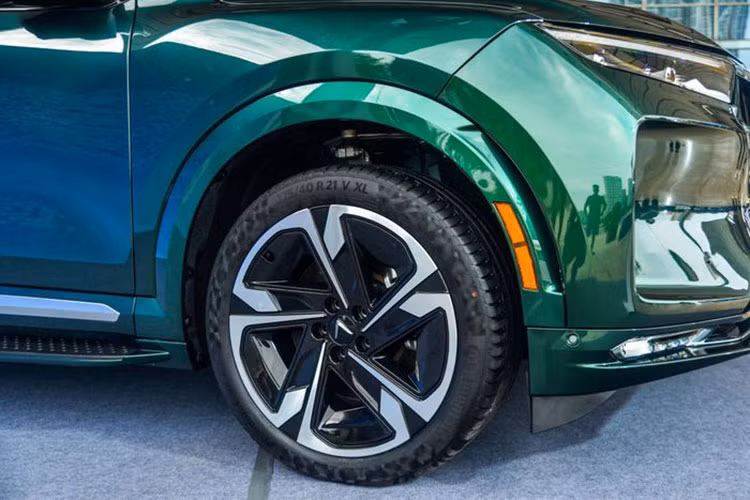 Vào tháng 8/2022, VinFast VF9 hoàn toàn mới đã hoàn thành đăng kiểm và được cấp chứng nhận chất lượng tại Việt Nam. Tại sự kiện Đại nhạc hội Kết nối Cộng đồng VinFast Toàn cầu diễn ra vào tối 14/10, 2 chiếc VF9 đã được trưng bày và thu hút nhiều khách hàng tới xem và trải nghiệm.