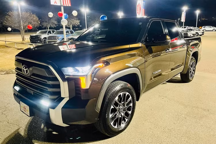 Xe sở hữu gói Toyota Safety Sense 2.5 với nhiều tính năng tiên tiến như cảnh báo va chạm phía trước, ga tự động thông minh, theo dõi làn đường, hỗ trợ đọc biển báo, cảnh báo giao thông cắt ngang phía sau, giám sát điểm mù, hệ thống hỗ trợ đỗ xe Parking Support Brake. Xe có 8 túi khí tiêu chuẩn.