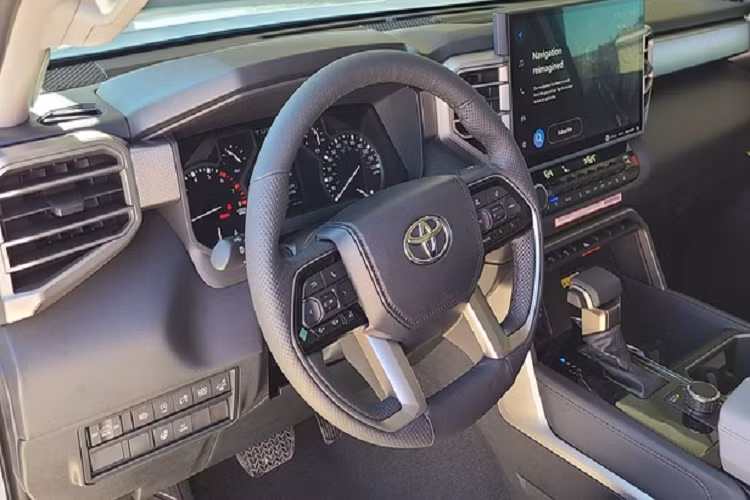 Toyota Tundra Limited 2022 được trang bị động cơ i-Force Twin Turbo V6 3.5L sản sinh công suất 389 mã lực và mô-men xoắn 650Nm, kết hợp hộp số tự động 10 cấp và hệ dẫn động bốn bánh.