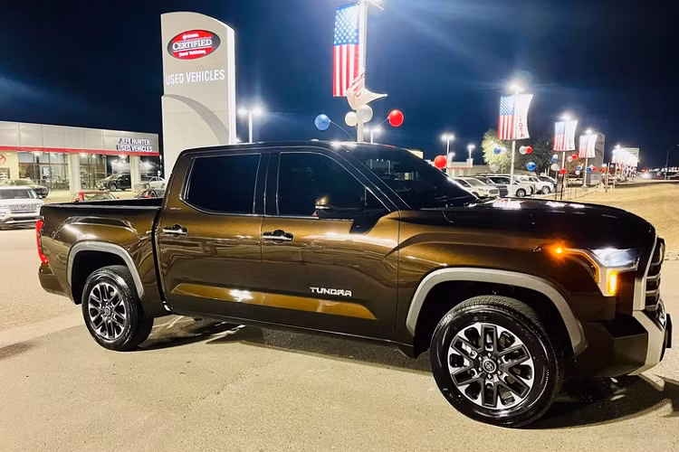 Ngoài ra, Toyota Tundra 2022 bản Limited còn được trang bị hệ thống chiếu sáng LED hiện đại, trong đó đèn pha có tính năng tự động bật/tắt, cùng mâm 2 tông màu kích thước 20 inch. Mẫu bán tải cỡ lớn có chiều dài lên tới 5.933mm, là đối thủ đáng gờm của Ford F-150 hay GMC Sierra.