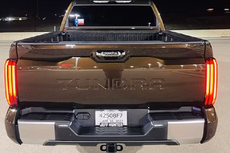 Ở phiên bản 2022, mẫu xe bán tải Toyota Tundra sử dụng hệ thống treo phía trước xương đòn kép và phía sau dùng giảm xóc kiểu lò xo cuộn thay cho lá nhíp truyền thống.