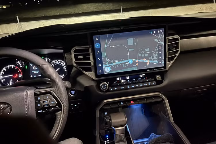 Đối với nội thất, Tundra Limited 2022 được trang bị hệ thống thông tin giải trí Audio Multimedia hoàn toàn mới của Toyota, cùng đồng hồ hỗ trợ lái TFT 12,3 inch, đồng hồ analog kết hợp với màn hình đa thông tin kỹ thuật số (MID) 4,1 inch trên bảng thấp, màn hình giải trí trung tâm kích thước 14 inch, kết nối không dây Apple CarPlay và Android Auto không dây, hệ thống âm thanh 14 loa, điều hòa tự động 2 vùng...