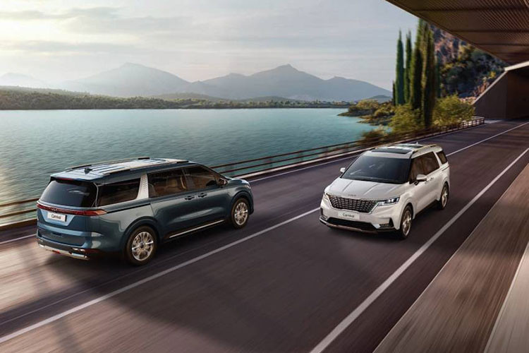 Về ngoại hình, Kia Carnival 2022 mang thiết kế vuông vức và góc cạnh hơn so với thế hệ Sedona cũ. Xe được trang bị tiêu chuẩn đèn pha LED, bản cao cấp sử dụng LED thích ứng. Mặt ca-lăng sơn màu đen bóng ở bản thấp và mạ crôm trên phiên bản cao cấp. Dàn chân” của xe loại đa chấu 19 inch và sơn 2 màu, tạo cảm giác khỏe khoắn và vững chãi hơn.