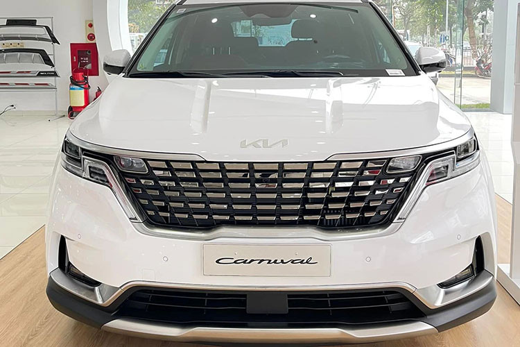 Kia Carnival 2022 cũng là mẫu xe bán chạy nhất phân khúc với doanh số đạt 8.310 chiếc trong 10 tháng đầu năm nay. Doanh số Carnival thậm chí còn cao hơn nhiều xe 7 chỗ phổ thông giá dưới 1 tỷ đồng như XL7, Ertiga hay Innova.