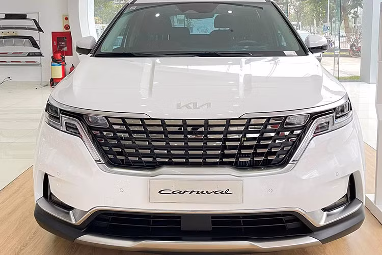 Kia Carnival 2022 cũng là mẫu xe bán chạy nhất phân khúc với doanh số đạt 8.310 chiếc trong 10 tháng đầu năm nay. Doanh số Carnival thậm chí còn cao hơn nhiều xe 7 chỗ phổ thông giá dưới 1 tỷ đồng như XL7, Ertiga hay Innova.