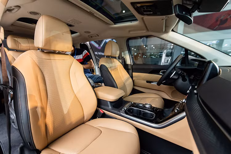 Bước sang thế hệ mới, Kia Carnival to lớn hơn, nhờ chiều dài tăng 40 mm, cũng như trục cơ sở dài thêm 30 mm, giúp mở rộng không gian nội thất. Thaco gọi Carnival là “SUV đô thị”, nhấn mạnh bằng thiết kế vuông vức của chiếc xe đa dụng này. 