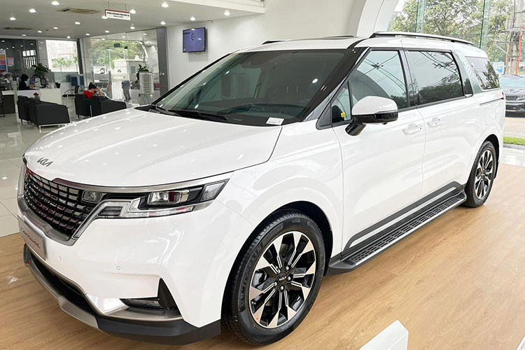 Mới đây, Thaco đã tiến hành điều chỉnh giá bán hàng loạt mẫu ôtô mang thương hiệu Kia tại thị trường Việt Nam. Trong đó, các mẫu Kia Carnival 2022 tăng giá từ 10-30 triệu đồng, lên mức 1,269 - 1,869 tỷ đồng. Như vậy, kể từ khi ra mắt thị trường Việt vào hồi tháng 9/2021, mẫu MPV này đã trải qua 5 lần điều chỉnh giá.