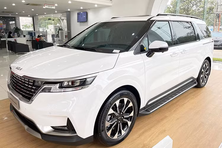 Mới đây, Thaco đã tiến hành điều chỉnh giá bán hàng loạt mẫu ôtô mang thương hiệu Kia tại thị trường Việt Nam. Trong đó, các mẫu Kia Carnival 2022 tăng giá từ 10-30 triệu đồng, lên mức 1,269 - 1,869 tỷ đồng. Như vậy, kể từ khi ra mắt thị trường Việt vào hồi tháng 9/2021, mẫu MPV này đã trải qua 5 lần điều chỉnh giá.