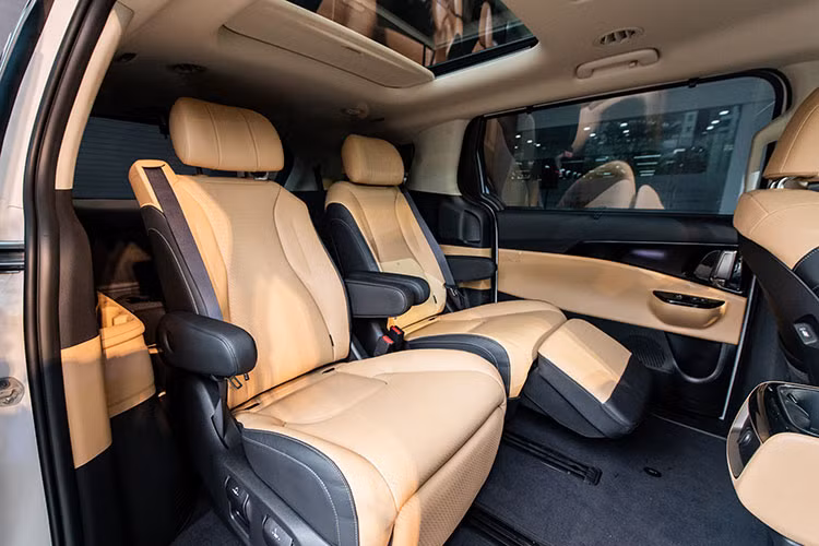 Khoang nội thất của Carnival hiện đại và rộng rãi, điểm nhấn là 2 màn hình có kích thước 12,3 inch được nối liền trên bản cao cấp. Một số tiện nghi khác có thể kể đến như núm xoay chuyển số, phanh tay điện tử có Auto Hold, 12 loa Bose, đèn trang trí nội thất 64 màu hay 2 cửa sổ trời. Xe còn có tính năng đề nổ từ xa thông qua chìa khóa.