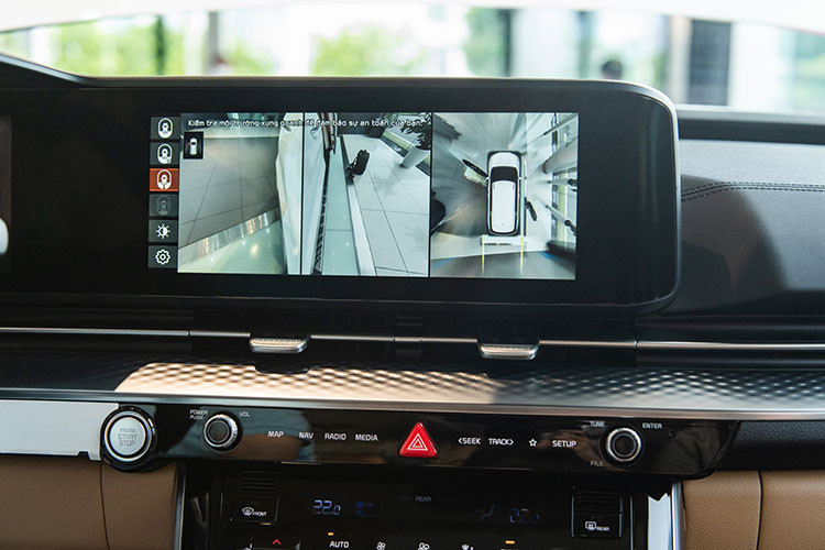 Kia Carnival 2022 được THACO lắp ráp trong nước tại nhà máy ở khu công nghiệp Chu Lai, Quảng Nam. Xe có 5 phiên bản cho khách hàng Việt lựa chọn và được trang bị động cơ Smartstream hoàn toàn mới với 2 tùy chọn động cơ xăng 3.5L, công suất 268 mã lực và động cơ Diesel 2.2L, công suất 199 mã lực, đi kèm với hộp số tự động 8 cấp.