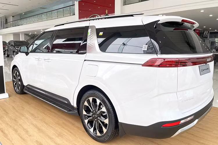 Mặc dù trải qua nhiều lần tăng giá, Kia Carnival tại Việt Nam vẫn là mẫu xe có giá bán hấp dẫn nhất trong dòng MPV cỡ lớn. Đối thủ trực tiếp của Kia Carnival là Peugeot Traveller có giá từ 1,499 - 2,089 tỷ đồng. Mercedes-Benz V-Class cao cấp hơn và có giá bán niêm yết từ 2,845 tỷ đồng.