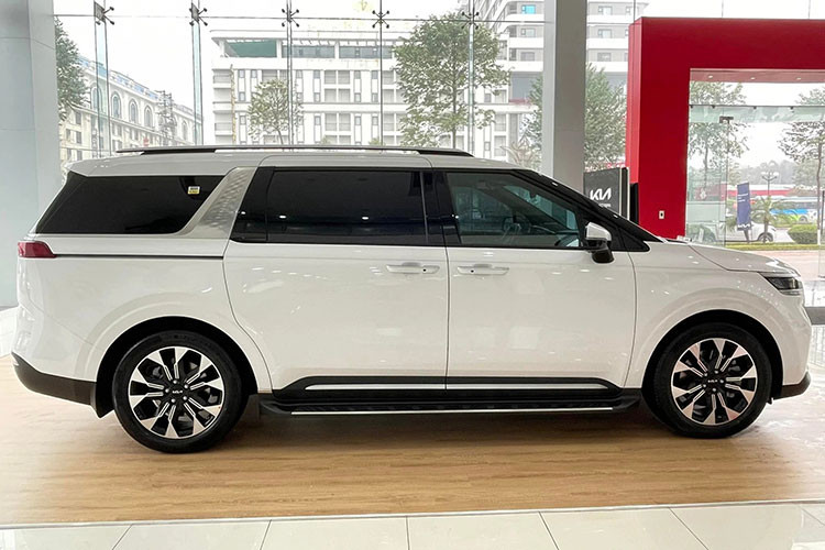 Đáng chú ý, giá xe Kia Carnival 2022 vừa điều chỉnh vào tháng 9/2022 thì đến tháng 11/2022 lại tăng giá tiếp. Từ mức giá khởi điểm 1,199 tỷ, Carnival bản 2.2D Luxury 8 chỗ đã tăng 70 triệu đồng, giá bán hiện tại là 1,269 tỷ đồng. Các phiên bản khác có mức tăng từ 10 đến 50 triệu.