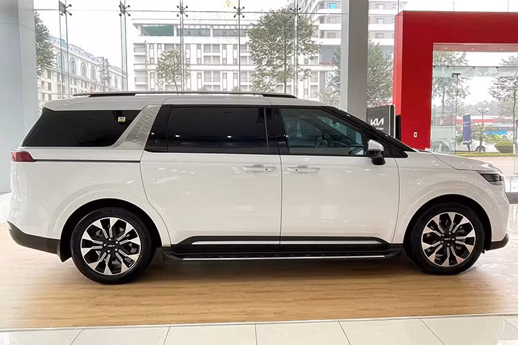 Đáng chú ý, giá xe Kia Carnival 2022 vừa điều chỉnh vào tháng 9/2022 thì đến tháng 11/2022 lại tăng giá tiếp. Từ mức giá khởi điểm 1,199 tỷ, Carnival bản 2.2D Luxury 8 chỗ đã tăng 70 triệu đồng, giá bán hiện tại là 1,269 tỷ đồng. Các phiên bản khác có mức tăng từ 10 đến 50 triệu.