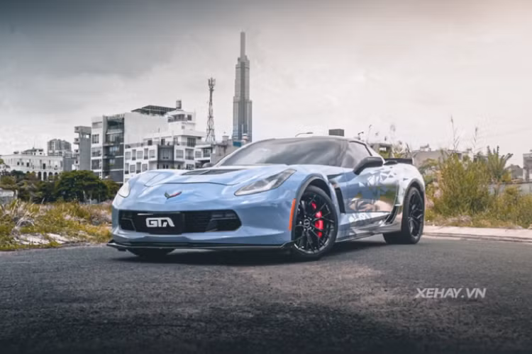 Sau thời gian dài khoác áo xanh dương, mới đây, chủ chiếc Chevrolet Corvette C7 Z06 hàng hiếm đã quyết định làm mới "xế yêu" bằng cách phối thêm màu xanh nhạt phía trước và phủ crôm độc đáo ở phía sau.