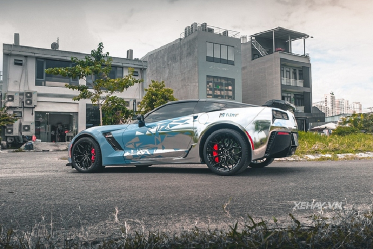Ở thị trường nước ngoài, giá xe Chevrolet Corvette C7 Z06 có mức khởi điểm từ 80.895 USD (khoảng 1,85 tỷ đồng). Tuy nhiên, về đến Việt Nam sau khi tính tất cả thuế phí, mẫu xe này có giá không dưới 7 tỷ đồng.