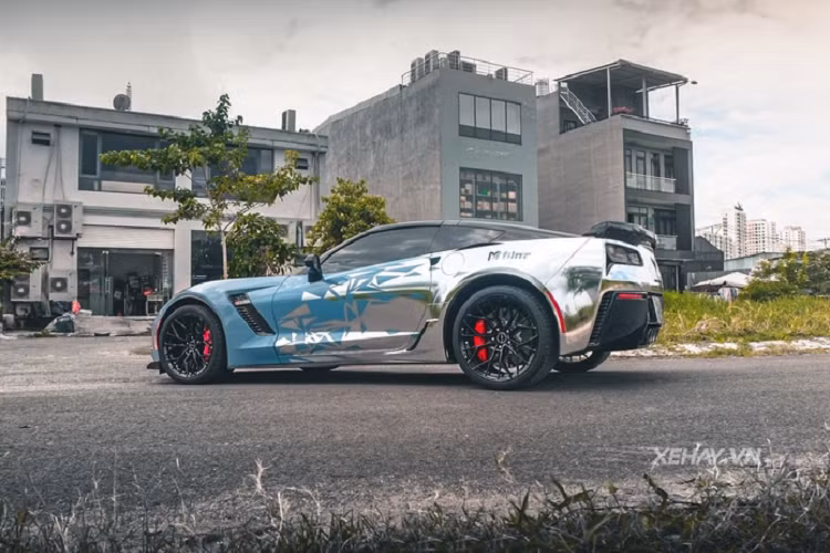 Ở thị trường nước ngoài, giá xe Chevrolet Corvette C7 Z06 có mức khởi điểm từ 80.895 USD (khoảng 1,85 tỷ đồng). Tuy nhiên, về đến Việt Nam sau khi tính tất cả thuế phí, mẫu xe này có giá không dưới 7 tỷ đồng.