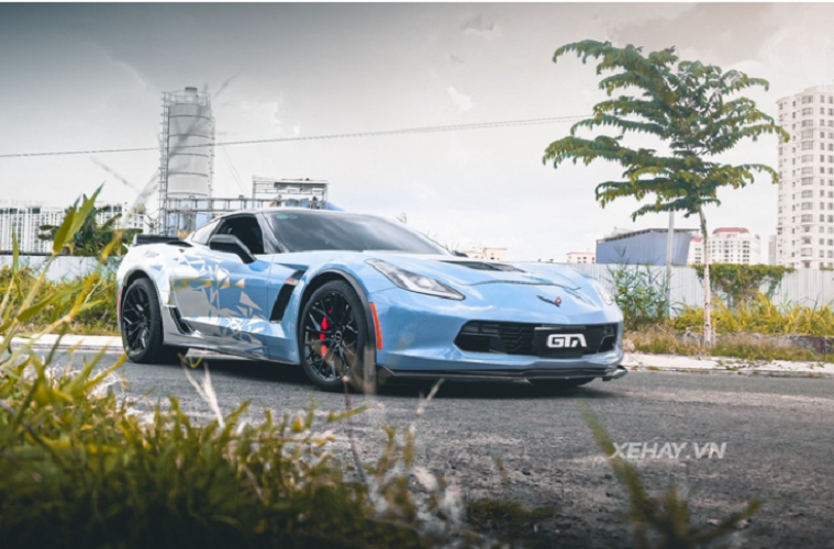 Chưa hết, thân xe Chevrolet Corvette thế hệ C7 còn được bổ sung những họa tiết là các khối tam giác tách rời, tạo nên hiệu ứng rất thú vị. Việc làm đẹp giúp chiếc xe thể thao Mỹ trở nên bắt mắt và lôi cuốn hơn hẳn so với nguyên bản.