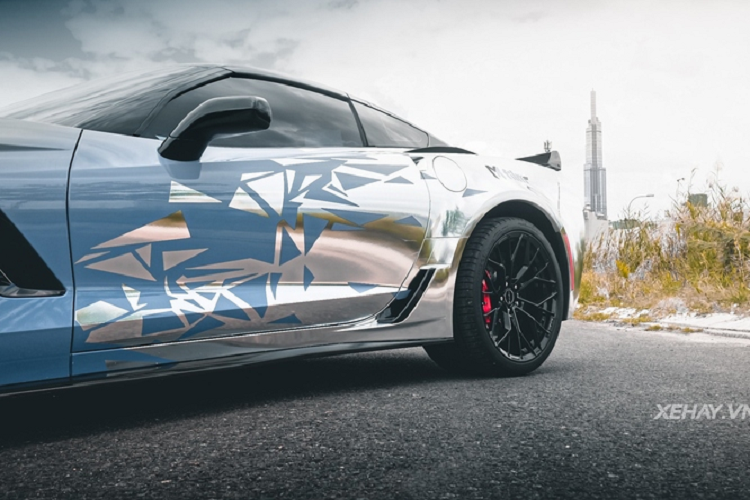 Thuộc bản Z06 hiệu năng cao nên xe còn có gói Z07 Aerodynamic Package với cánh gió trước và bên sườn bằng sợi carbon, hệ thống giảm xóc từ tính và đĩa phanh loại gốm carbon cho ra hiệu suất phanh tốt hơn.