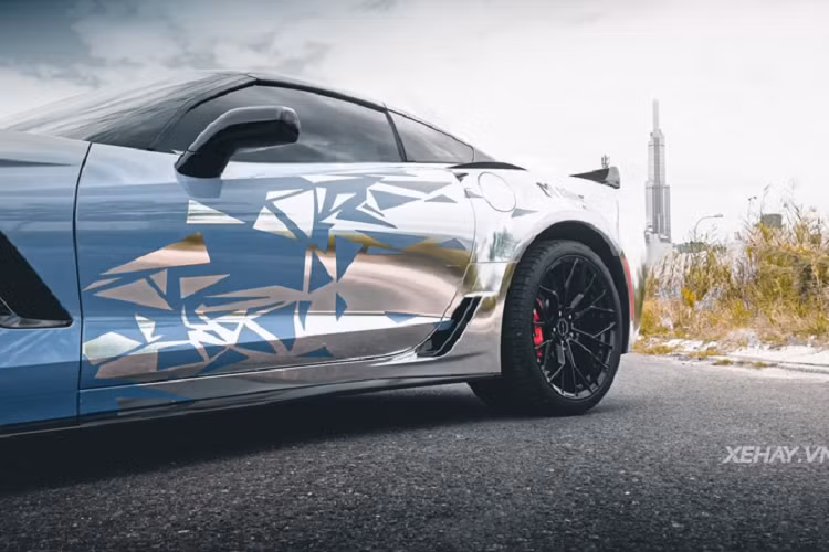 Thuộc bản Z06 hiệu năng cao nên xe còn có gói Z07 Aerodynamic Package với cánh gió trước và bên sườn bằng sợi carbon, hệ thống giảm xóc từ tính và đĩa phanh loại gốm carbon cho ra hiệu suất phanh tốt hơn.