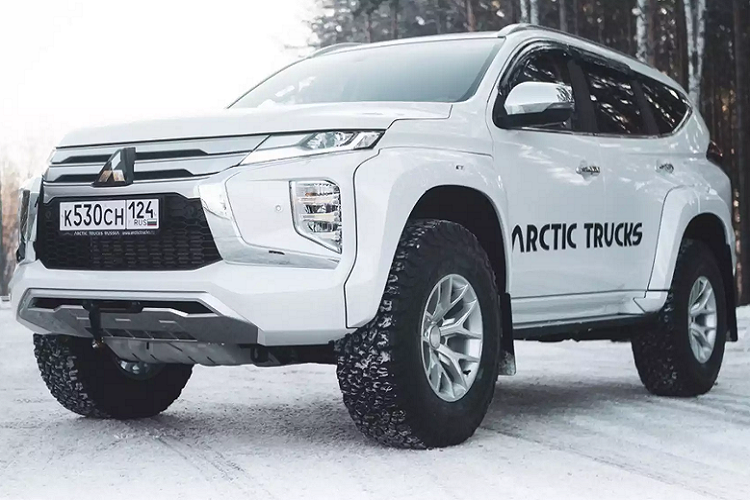 Artic Trucks, một hãng độ có trụ sở tại Anh Quốc vừa giới thiệu phiên bản độ off-road dành cho mẫu SUV 7 chỗ cỡ trung Mitsubishi Pajero Sport thế hệ mới (phiên bản bán ở Liên bang Nga). Không chỉ nâng cao khả năng vận hành, gói độ còn mang đến vẻ ngoài lạ mắt cho chiếc xe.