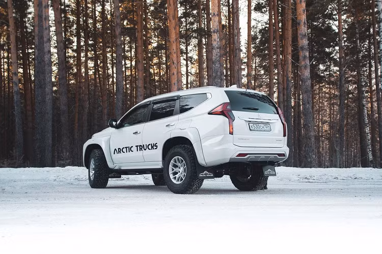 Hãng độ cũng không can thiệp vào động cơ cũng như hệ truyền động bởi, nguyên bản Pajero Sport đã là một chiếc SUV địa hình có khả năng di chuyển tốt trên đường xấu.