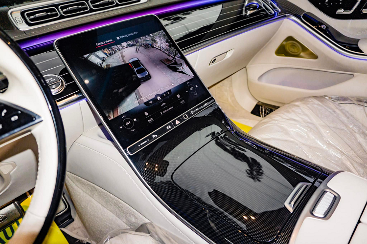 Mẫu xe được trang bị bộ vành 21 inch đa chấu có tên gọi Maybach Exclusive Champagne Flute, trị giá 1.300 USD, tuỳ chọn đắt tiền nhất.