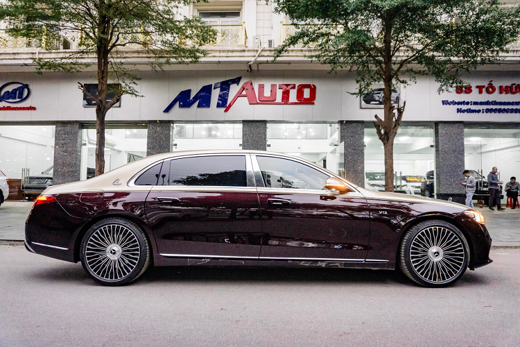 Hiện tại, ngoài hai phiên bản S450 và S450 Luxury, Mercedes-Benz Việt Nam chính hãng hiện chưa phân phối dòng Maybach của mẫu S-Class mới. Hình dáng Mercedes-Maybach S680 không có khác biệt nhiều so với bản thường, xe cũng có tay nắm cửa dạng ẩn thân xe nhưng thông số kích thước có sự thay đổi nhỏ.