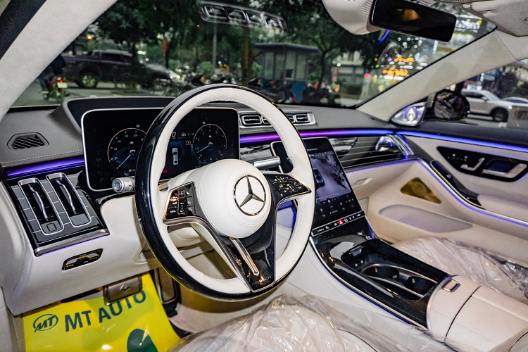 Mẫu xe sở hữu hệ thống đèn pha Digital Light tiên tiến, đây là cấu hình đèn pha hiện đại nhất của hãng xe Đức. Đèn pha Digital Light có khả năng chiếu xa tới 650 mét, tự động căn chỉnh luồng sáng giúp không làm chói mắt xe ngược chiều, chiếu theo góc lái, nhận diện biển báo giao thông.