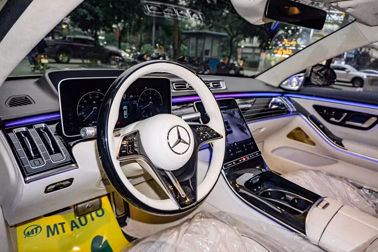 Mẫu xe sở hữu hệ thống đèn pha Digital Light tiên tiến, đây là cấu hình đèn pha hiện đại nhất của hãng xe Đức. Đèn pha Digital Light có khả năng chiếu xa tới 650 mét, tự động căn chỉnh luồng sáng giúp không làm chói mắt xe ngược chiều, chiếu theo góc lái, nhận diện biển báo giao thông.