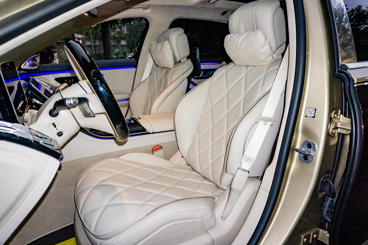 Maybach S680 có 5 tuỳ chọn màu sắc trong khoang lái, mẫu xe được nhập về sử dụng hai tông màu trắng, đen có giá 13.500 USD, phần ốp gỗ có hoạ tiết đường kẻ piano có giá 1.300 USD, tương tự bản thường S500 2022. Ngoài xe, xe được tích hợp hệ thống thông tin giải trí MBUX, kèm theo là loạt công nghệ hỗ trợ người lái và hàng ghế sau...