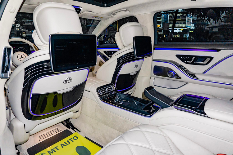 Riêng ghế sau bên phải có thêm phím chức năng chỉnh ghế dành cho ông chủ. Kích hoạt chức năng này, ghế phụ phía trước sẽ tự động đẩy lên tạo thêm không gian để người ngồi thoải mái duỗi chân. Cấu hình bốn chỗ cùng với tính năng làm ấm, lạnh hộc giữ cốc, bàn làm việc chỉnh điện là nằm trong gói tuỳ chọn Executive Rear Seat Package plus trị giá 6.000 USD.